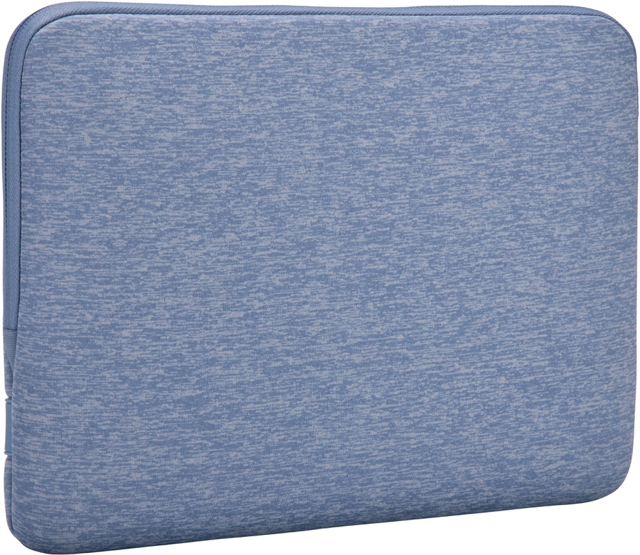 Een blauwe, gewatteerde laptoptas, gesloten, met een rits.