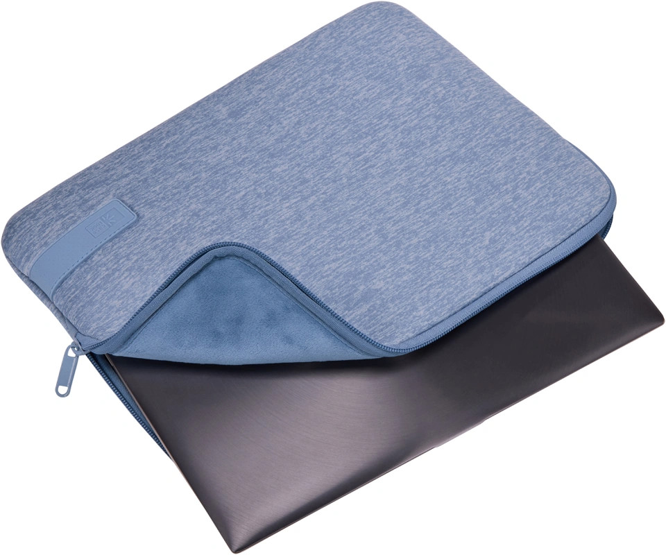 Een blauwe laptoptas met een laptop gedeeltelijk erin, op een witte achtergrond.