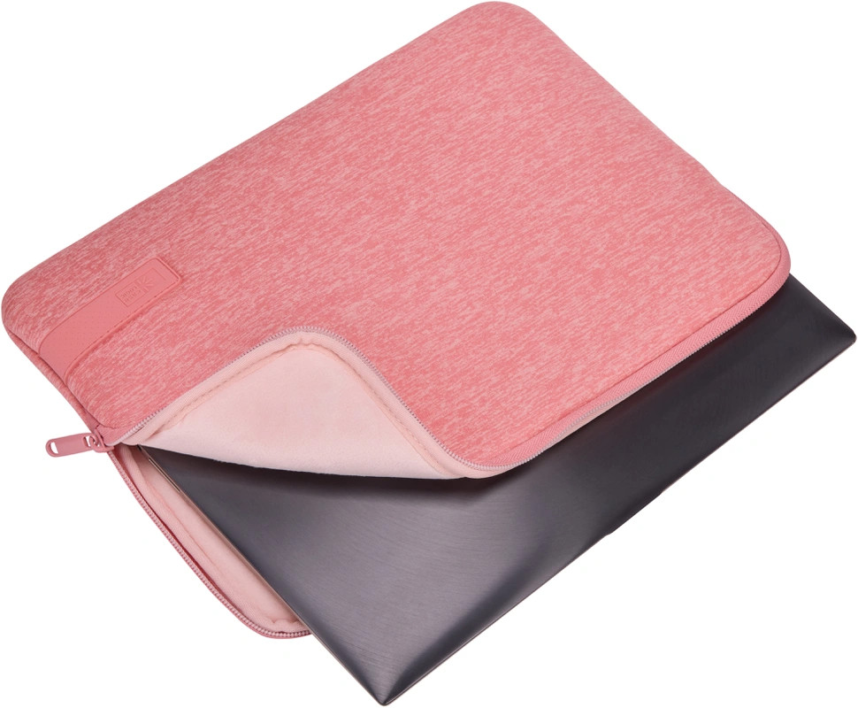 Roze laptophoes met rits, met een zwarte laptop, witte achtergrond.