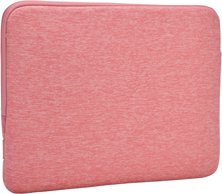 Roze laptoptas op een witte achtergrond, met een rits en een gestructureerd oppervlak.