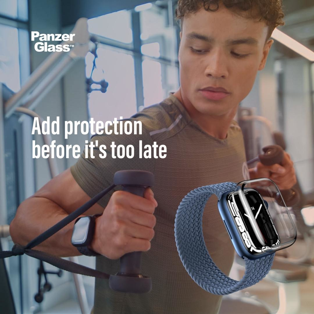 Homme en salle de sport portant une montre avec un étui de protection, tenant un haltère.