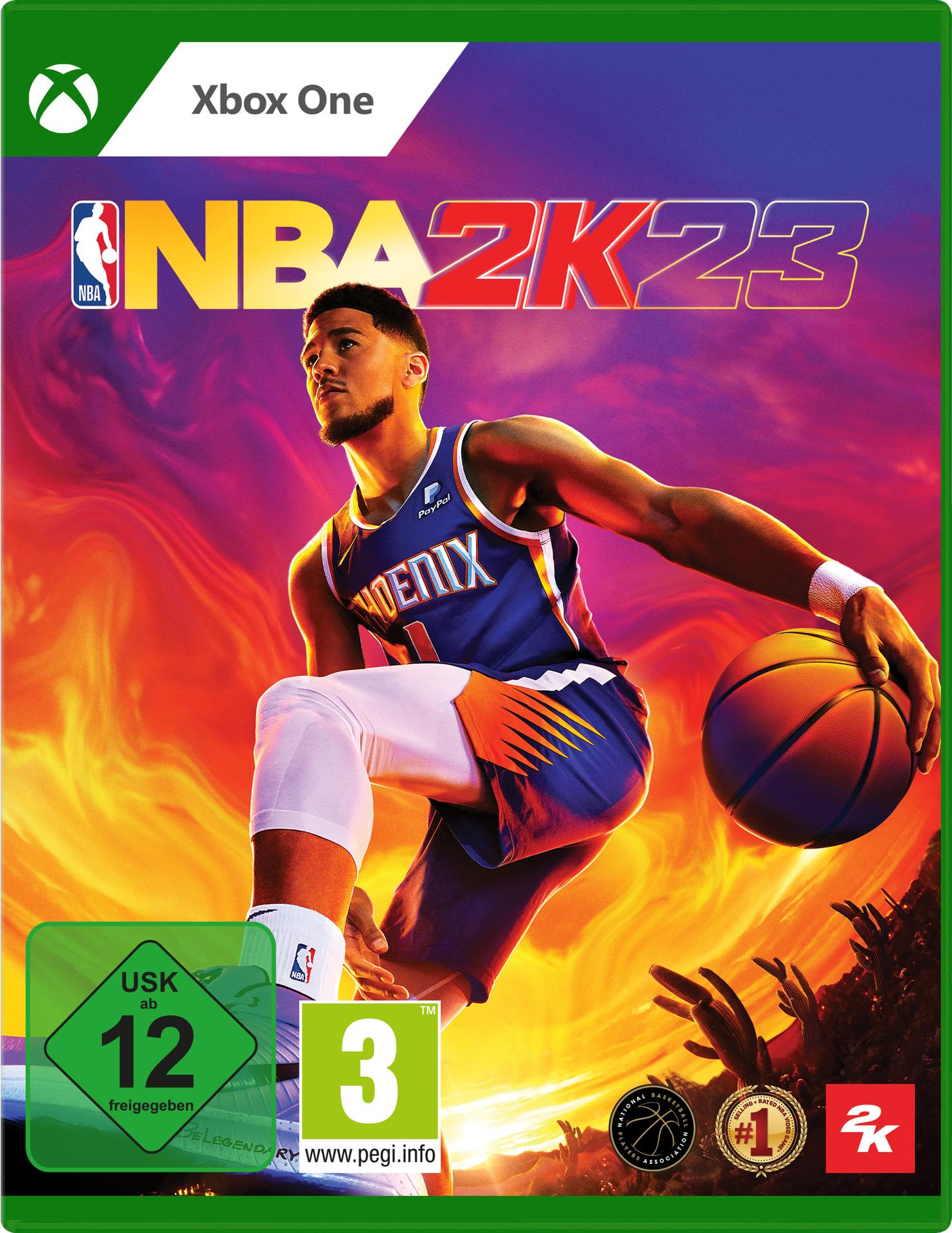 Xbox One NBA 2K23 Spiel-Cover. Ein Mann in Basketball-Uniform, hält einen Ball. Grüner Hintergrund.