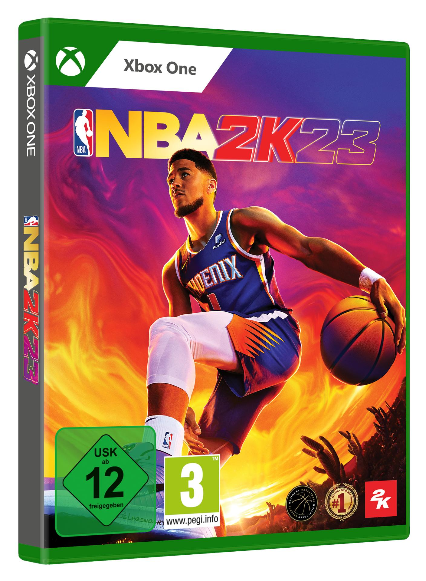 Xbox One Spielbox für NBA 2K23. Es zeigt einen Basketballspieler und das Spiel-Logo auf einem farbenfrohen Hintergrund.