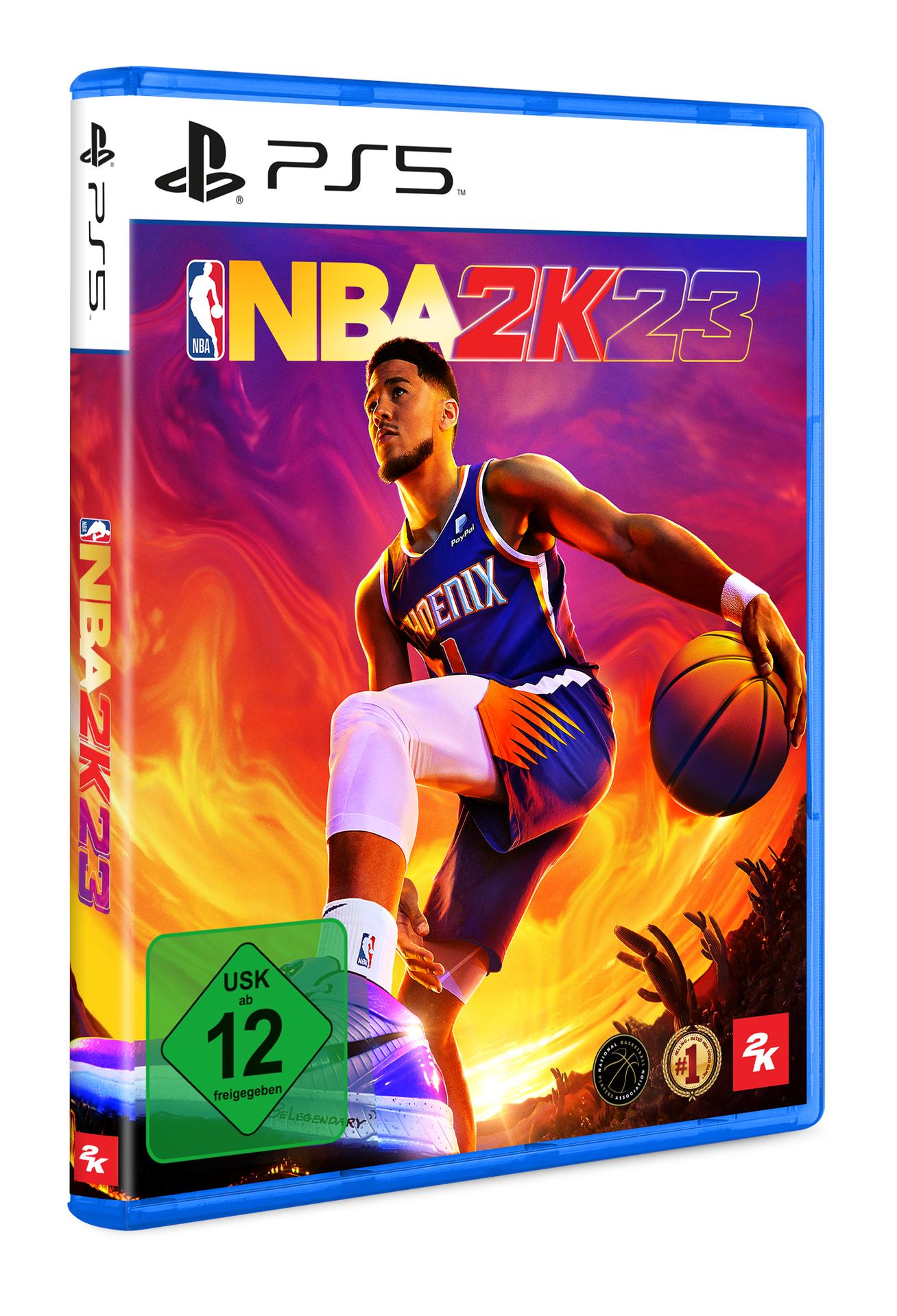 NBA 2K23 Spielcover. Ein Spieler dunkt einen Basketball. Feuerartiger Hintergrund. PS5-Logo.