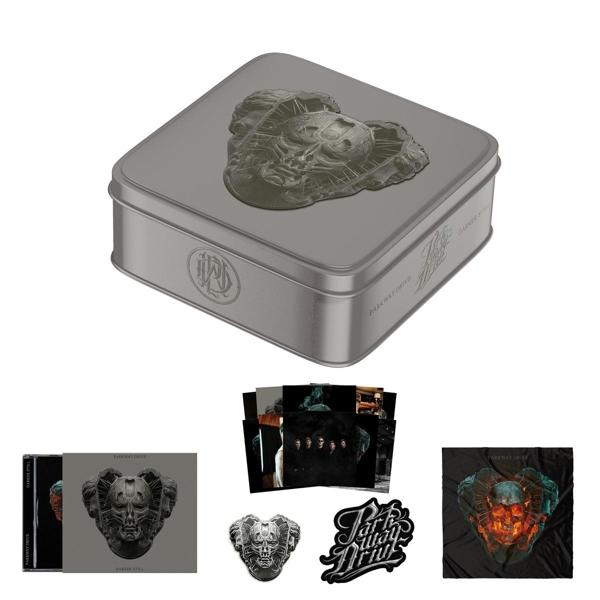 Box-Set: eine silberne quadratische Box mit geprägtem Gesicht, plus andere Artikel wie ein Aufkleber und Fotos.