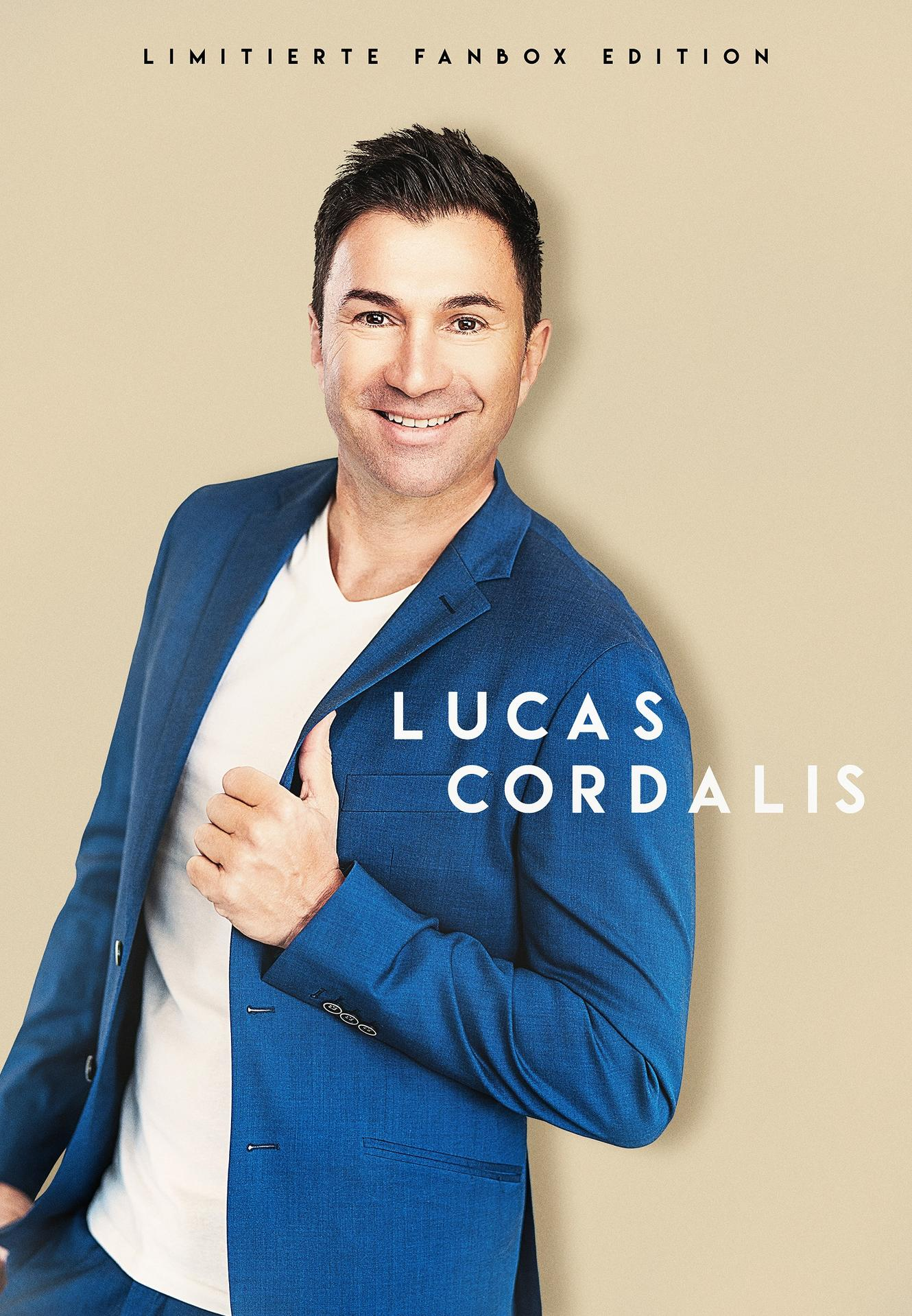 Cover für Lucas Cordalis. Mann im blauen Anzug lächelt. Beigefarbener Hintergrund. Text: Lucas Cordalis.