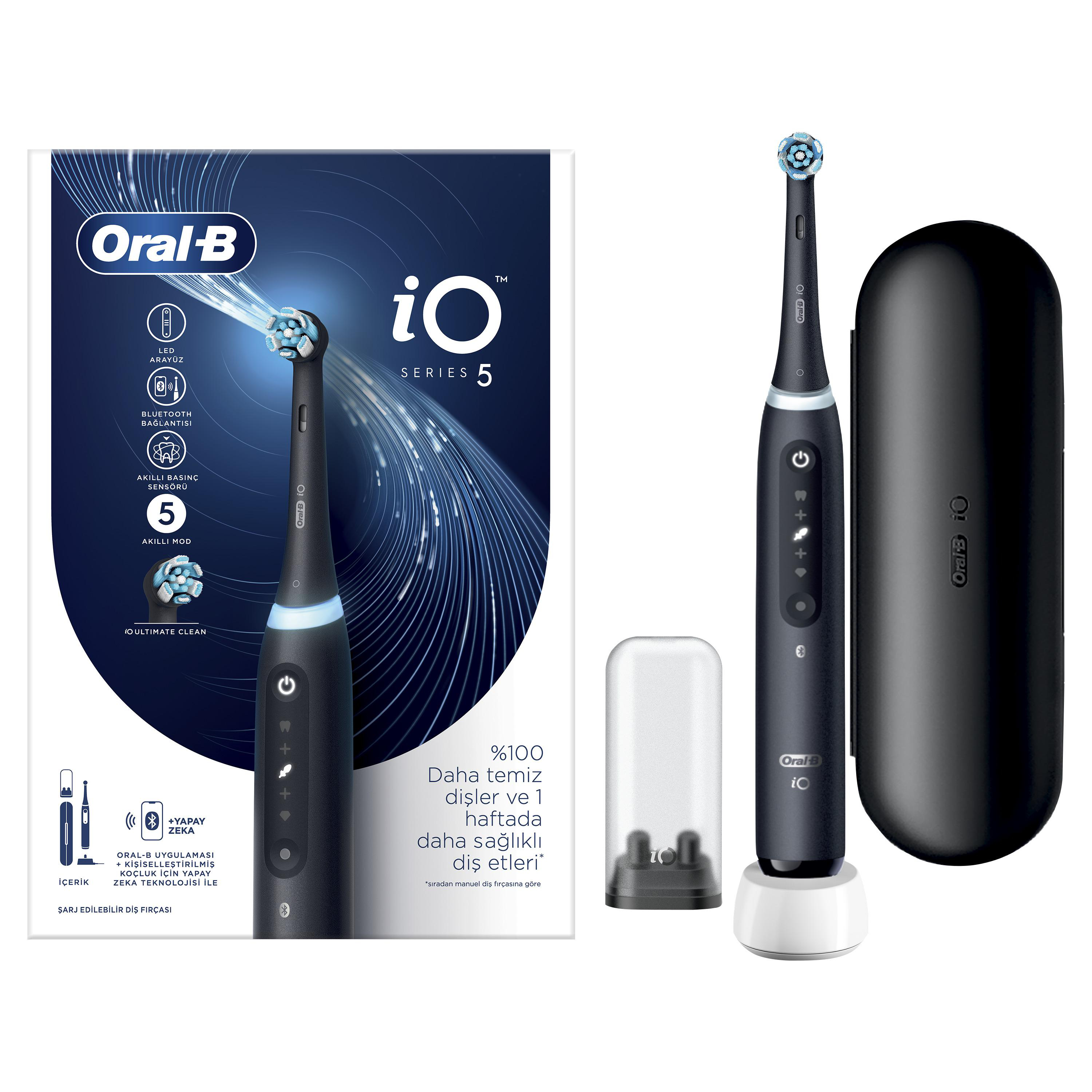 Schwarze Oral-B iO Series 5 elektrische Zahnbürste mit Box und Zubehör auf Weiß.