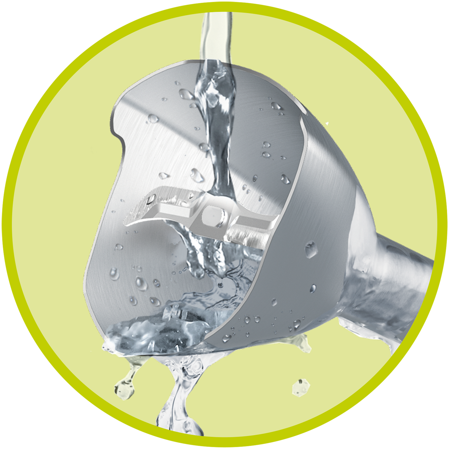 Een close-up van een zilveren staafmixerkop met water dat over de messen giet.