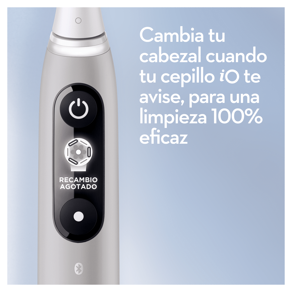 Cepillo de dientes eléctrico con botones y texto. El texto indica que se necesita un cabezal de repuesto. Fondo azul claro.