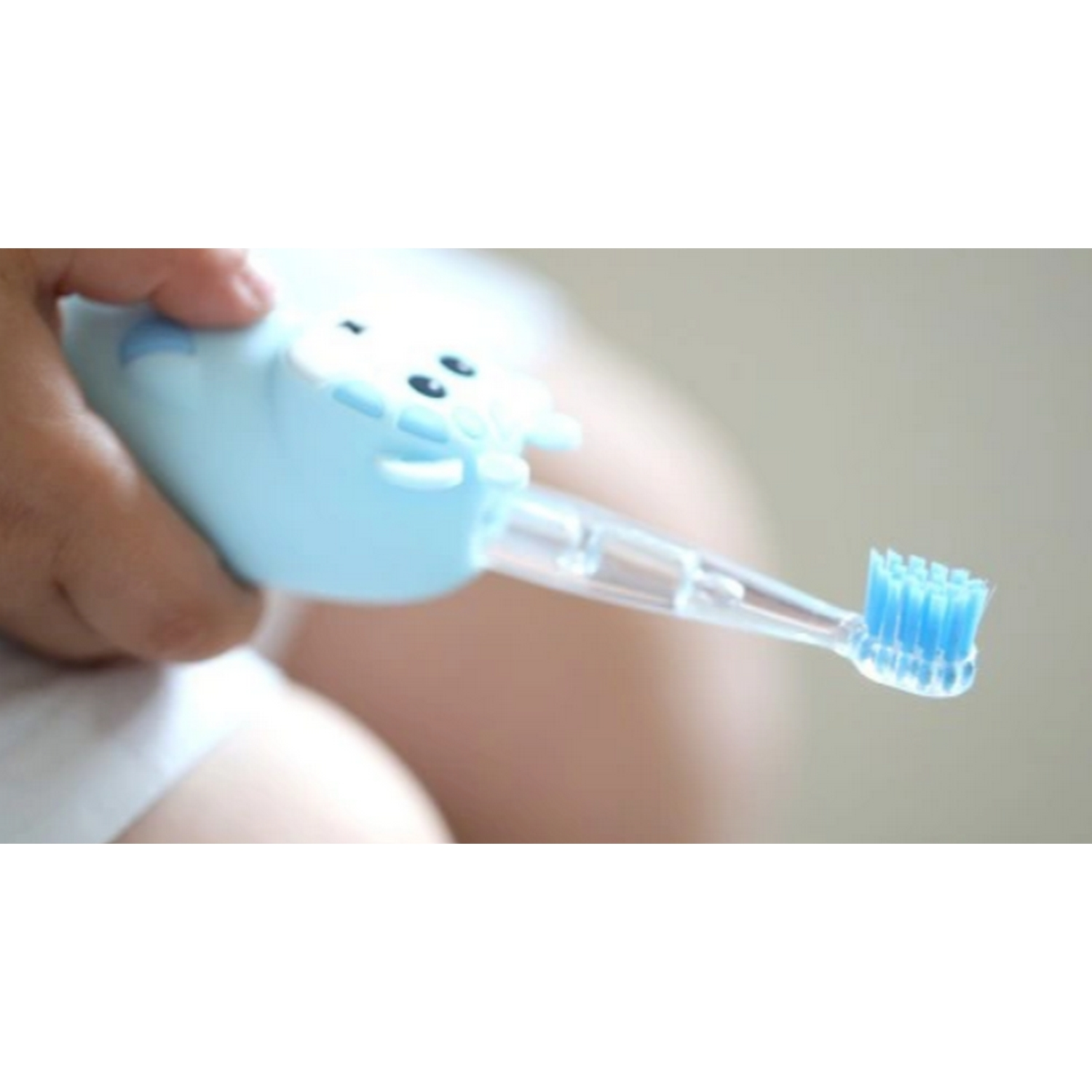 Cepillo de dientes para bebé con cerdas azules y diseño de cabeza de animal azul.