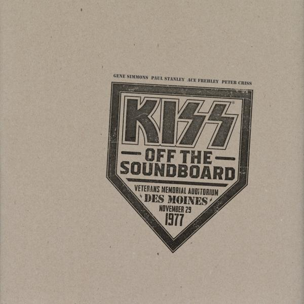 KISS Albumcover 'Off the Soundboard'. Das Bandlogo und ein Schilddesign mit Text auf tanfarbenem Hintergrund.