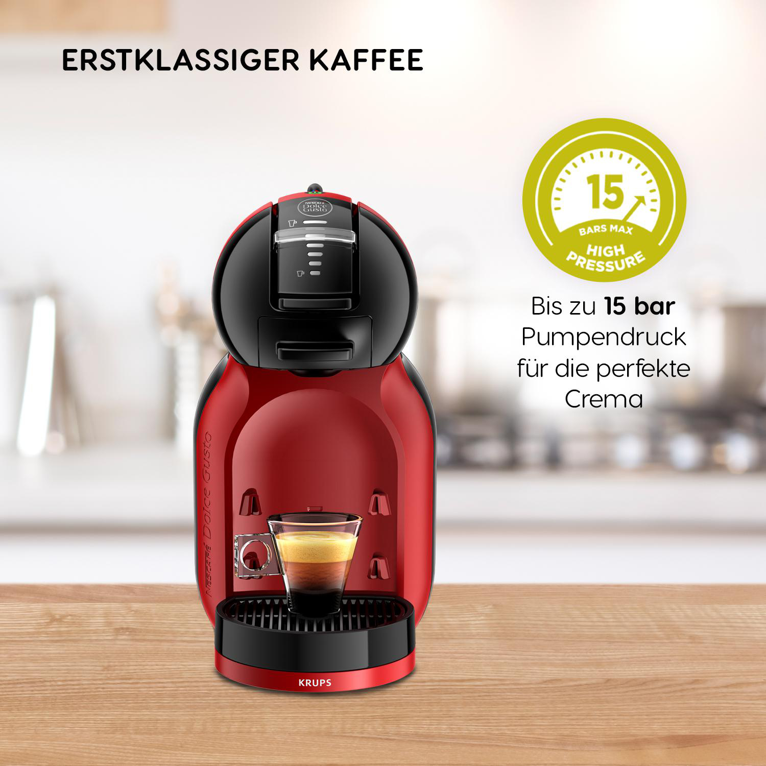 Rote und schwarze Nespresso-Kaffeemaschine mit einem Glas Espresso.