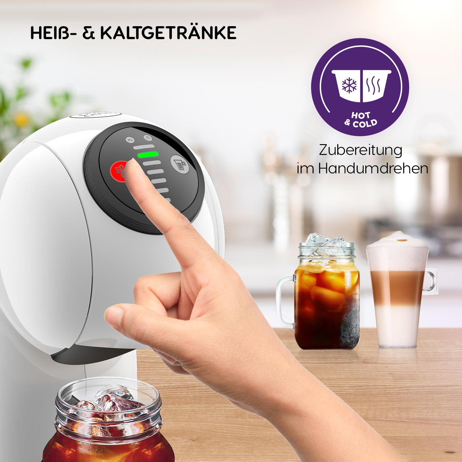 Eine Hand drückt eine rote Taste an einer Kaffeemaschine. Eiskaffeegetränke sind daneben.