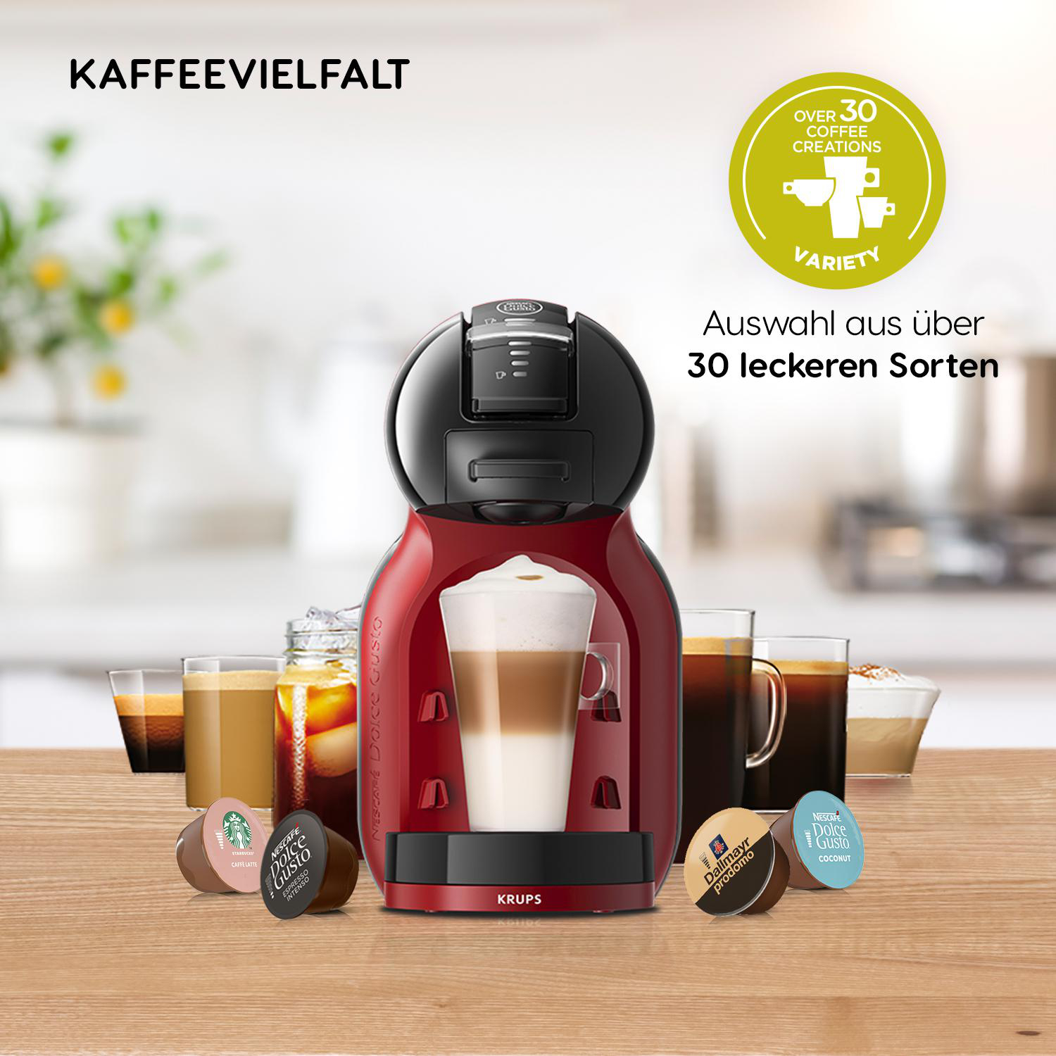 Rote Kaffeemaschine mit verschiedenen Kapseln und Glasbechern.