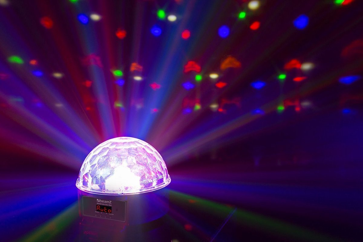 Une boule disco avec des lumières colorées et un fond sombre.