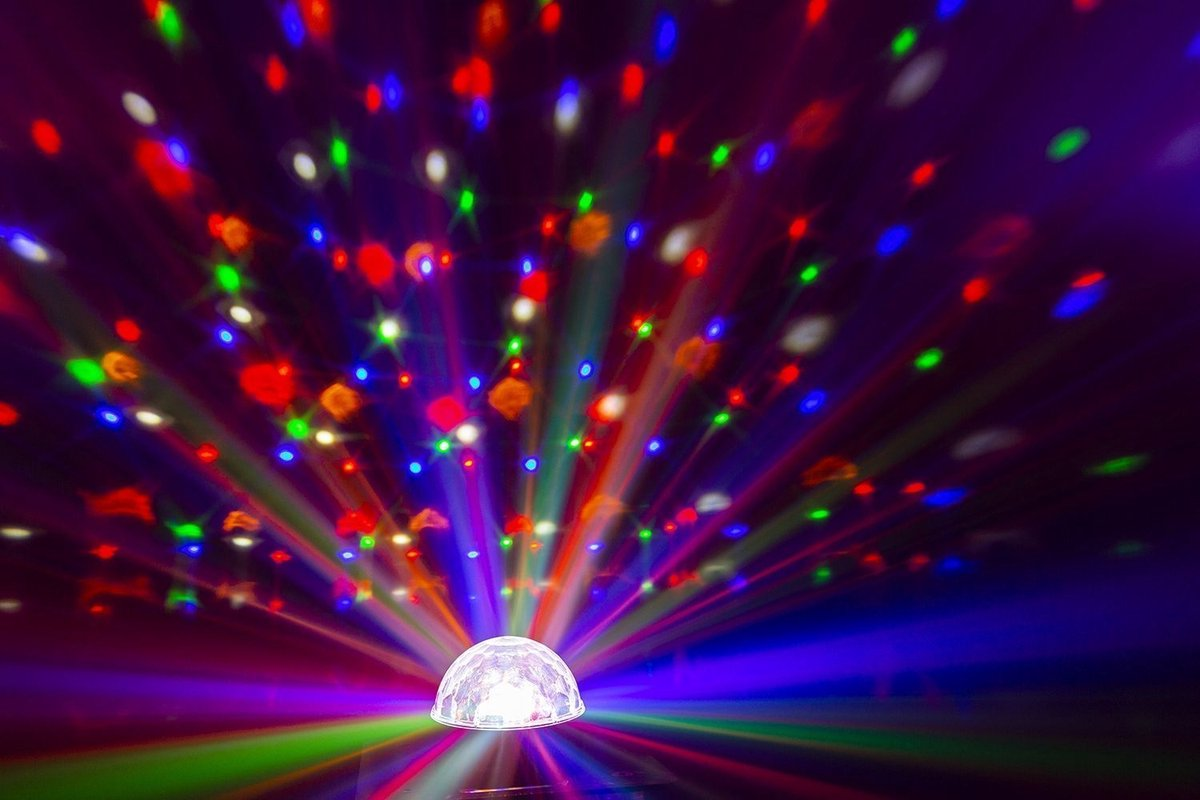 Une boule disco projetant des lumières colorées, créant une ambiance festive.