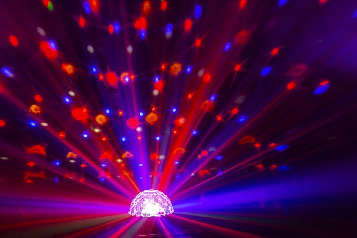 Une boule disco projetant des lumières rouges, bleues et jaunes.