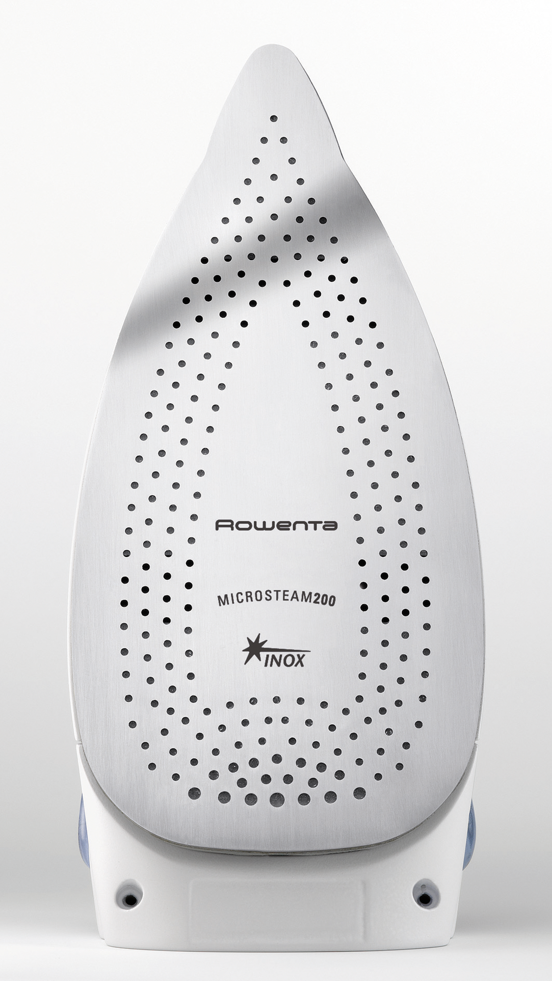 Primer plano de la suela de una plancha Rowenta Microsteam 200 con orificios de vapor.