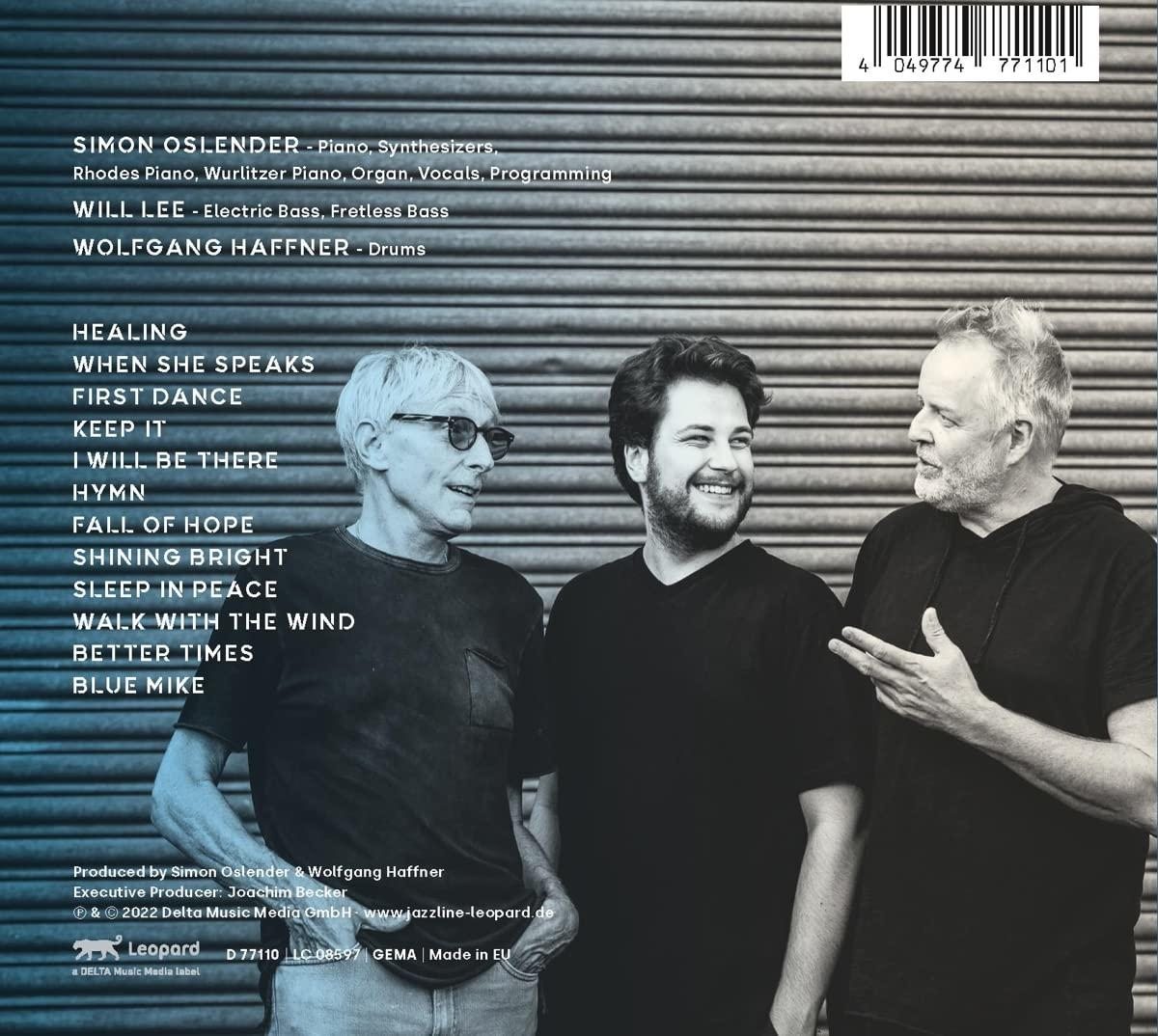 Drei Männer auf einem Musikalbum. Text auf dem Albumcover. Blauer und grauer Hintergrund.