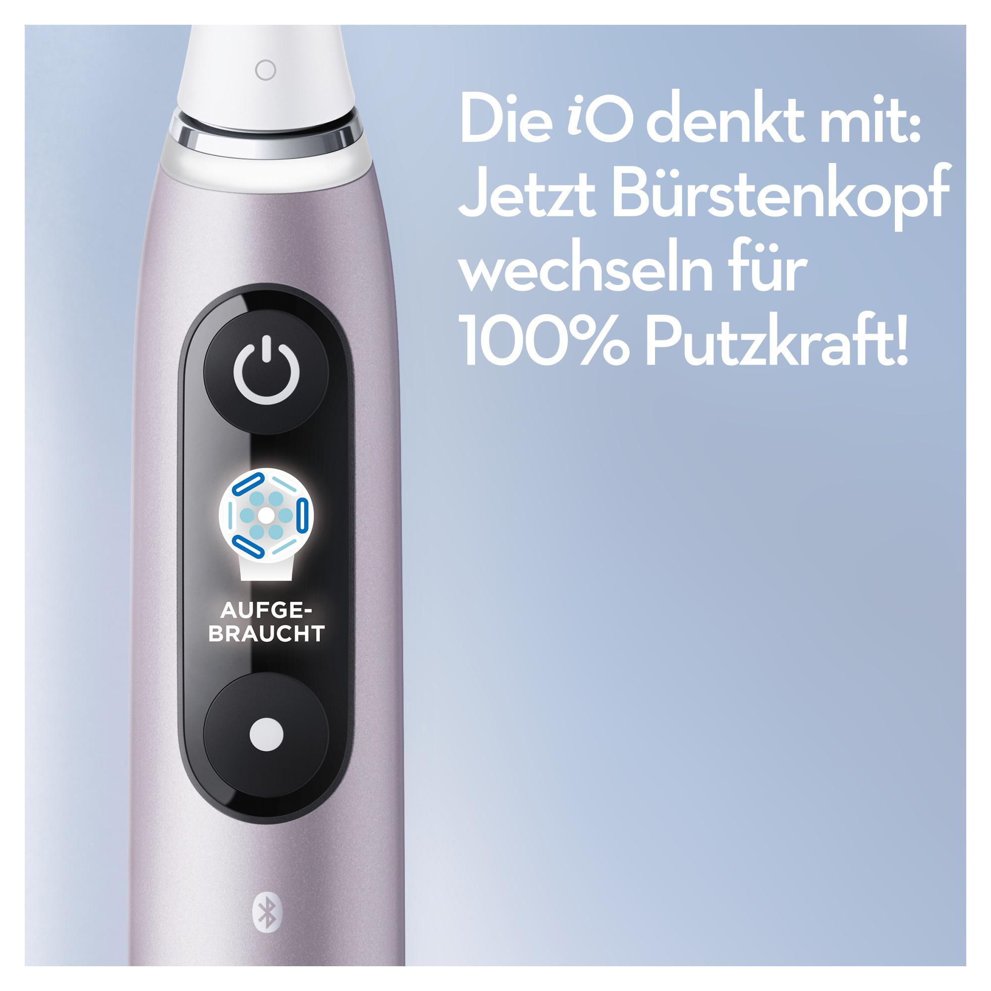 Elektrischer Zahnbürstengriff mit Bluetooth-Symbol und einer Meldung über den Bedarf eines neuen Bürstenkopfes.