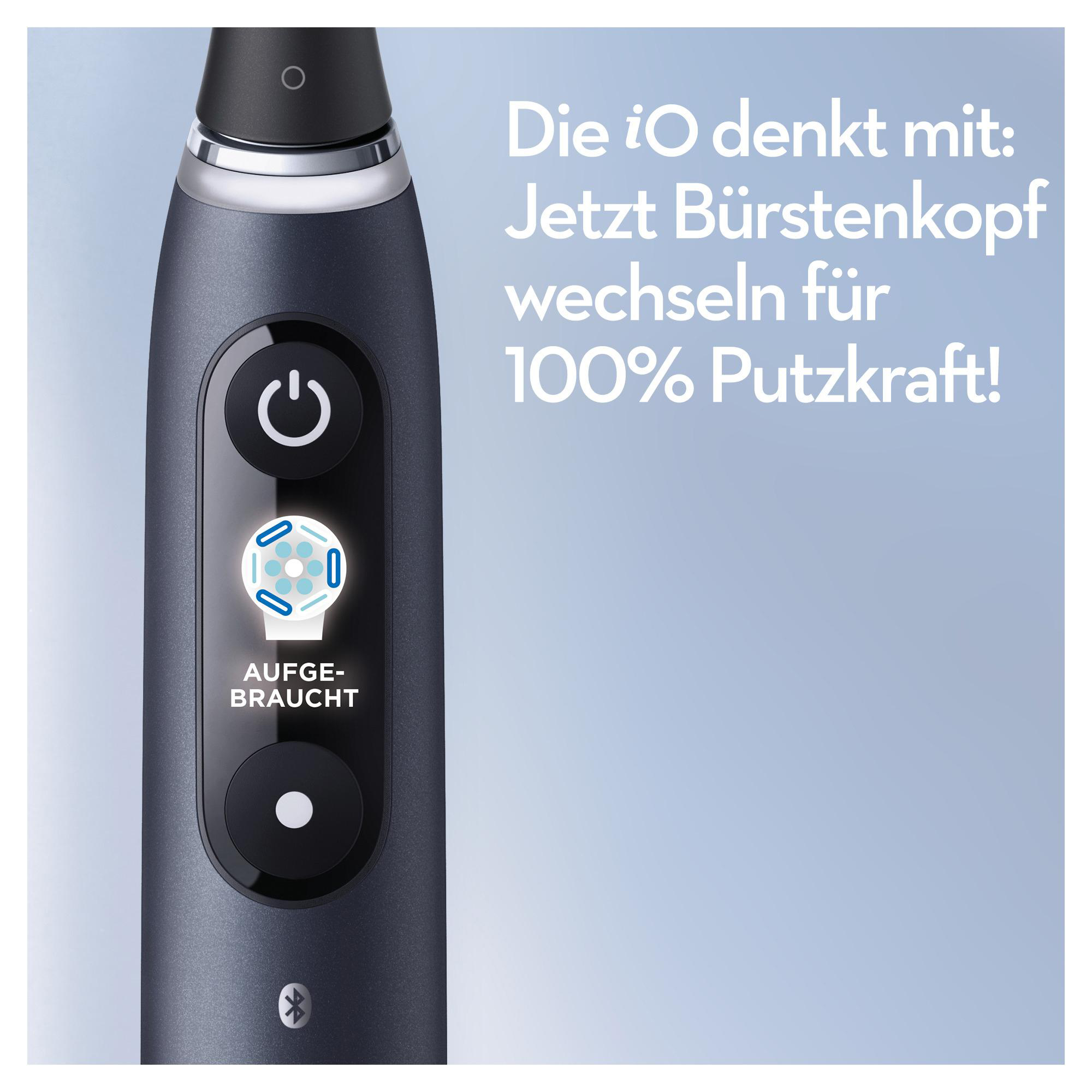 Nahaufnahme einer elektrischen Zahnbürste mit Text 'AUFGEBRAUCHT'.