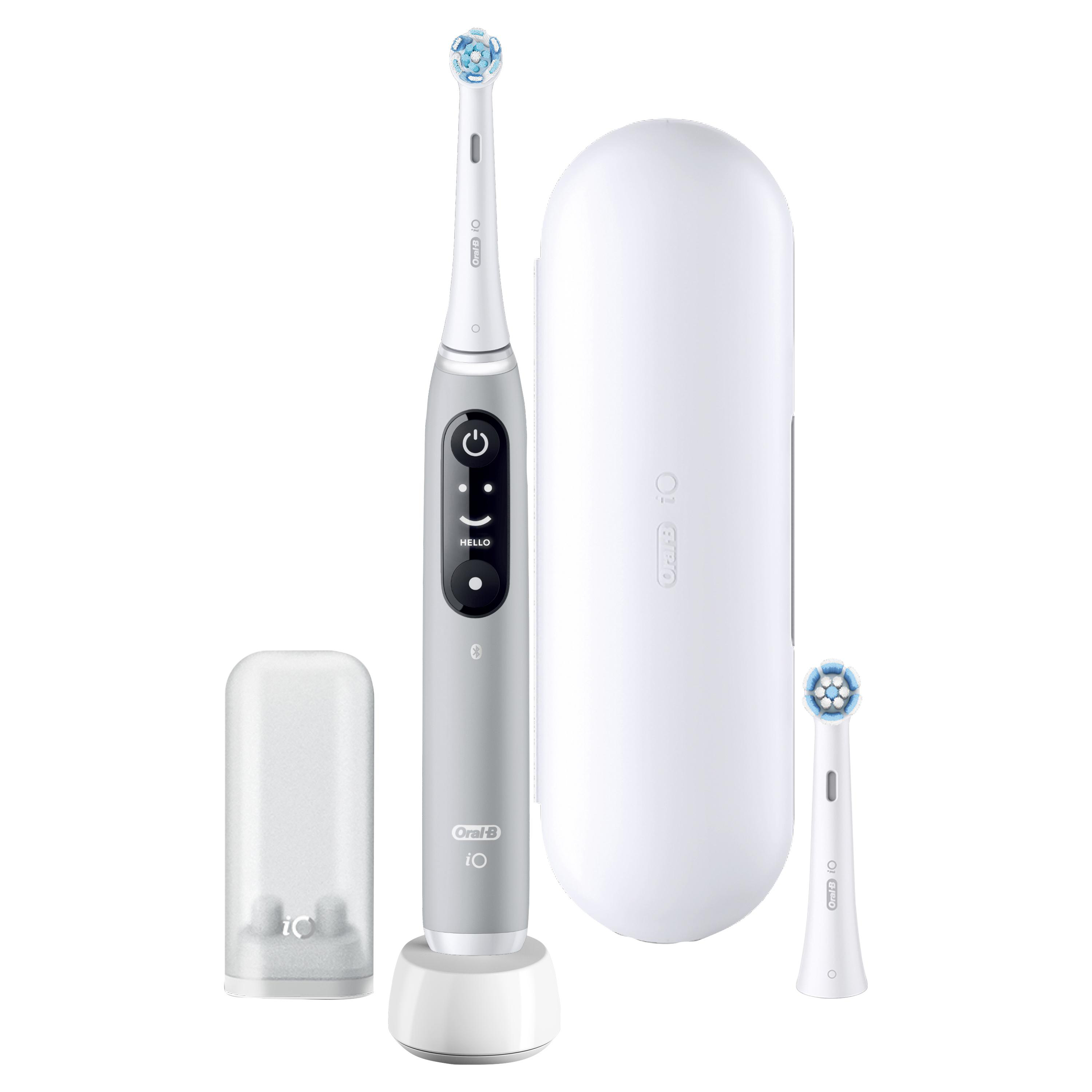 Eine elektrische Zahnbürste mit Zubehör. Sie ist grau, weiß und hat eine Ladestation. Die Marke ist Oral-B.