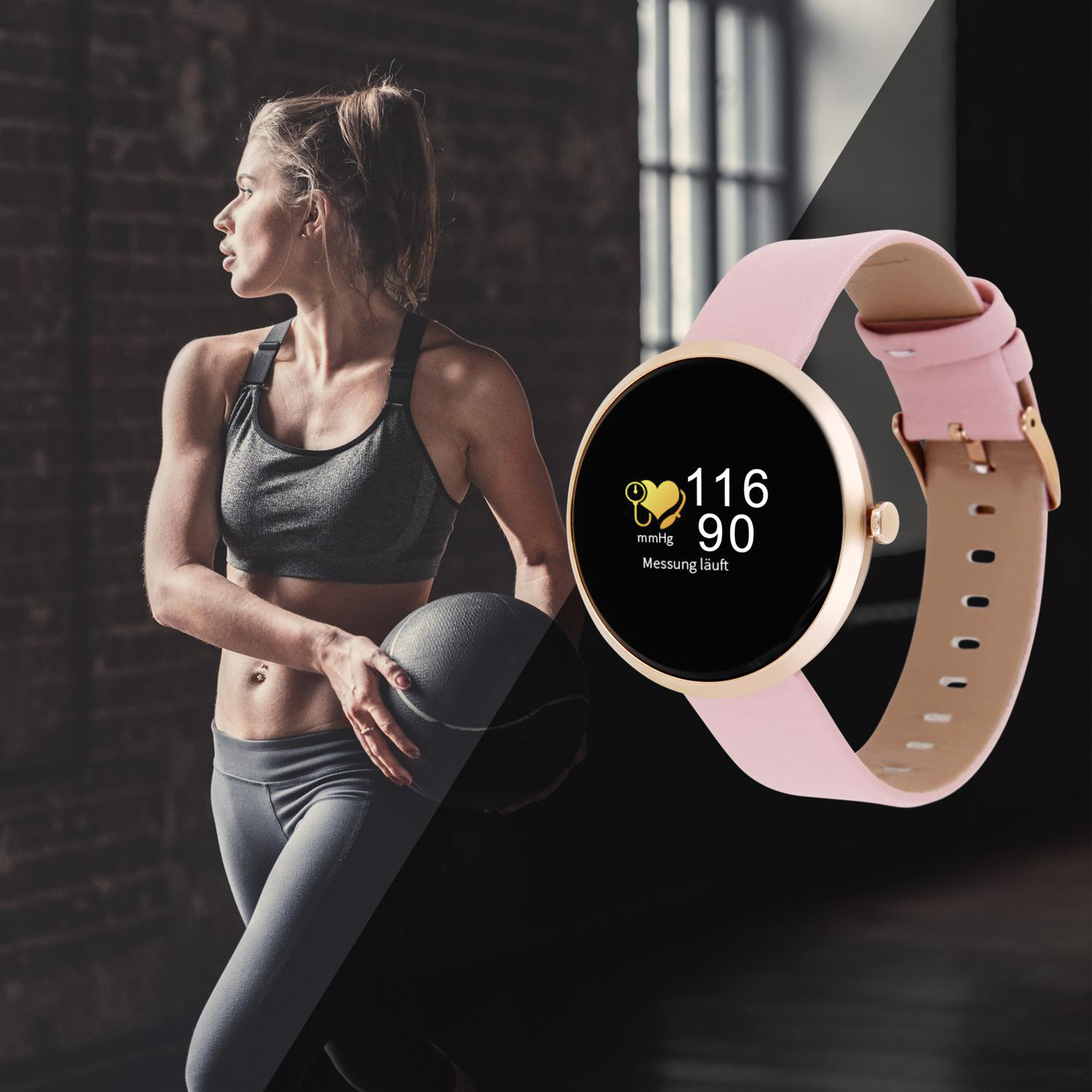 Eine Frau mit einer Smartwatch, die ihre Herzfrequenz während eines Workouts mit einem Ball misst.