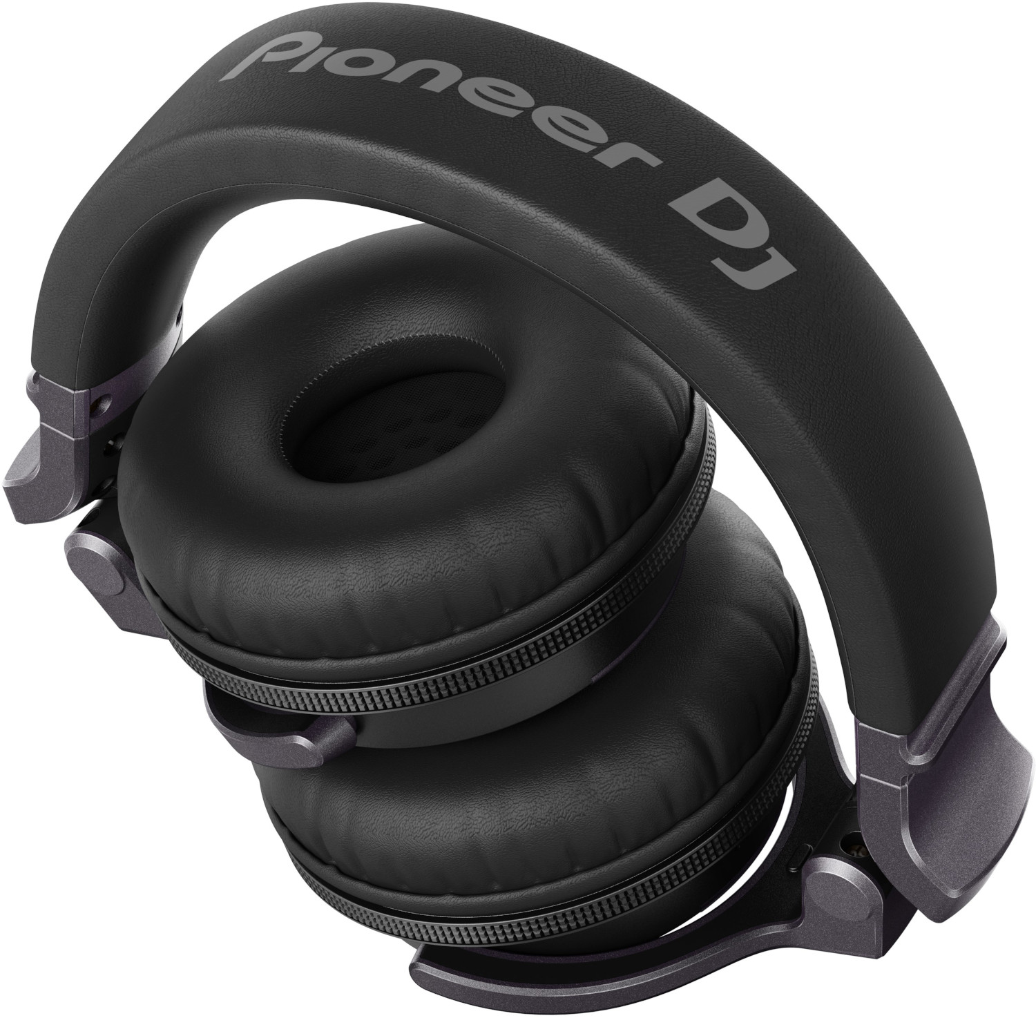 Zwarte Pioneer DJ koptelefoon. Opgevouwen, met oorschelpen en hoofdband.