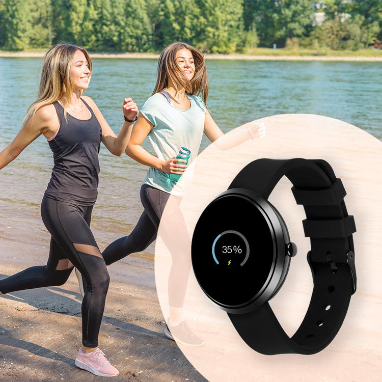 Zwei Frauen rennen am Wasser, eine mit Smartwatch, die 35 % Akku anzeigt.