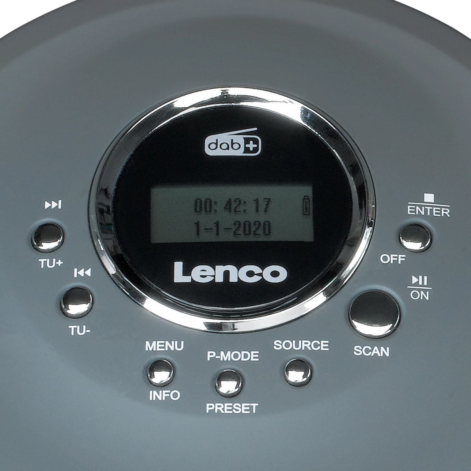 Gros plan sur une radio Lenco DAB+ grise, montrant l'écran et les boutons. Fond noir.