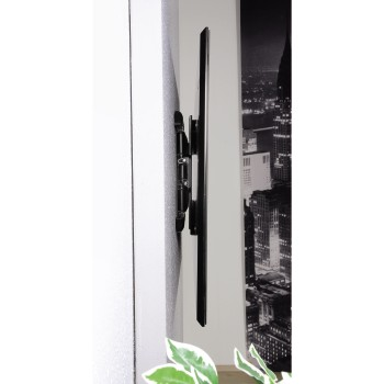 Un televisor negro está montado en una pared blanca. Un paisaje urbano está en el fondo.