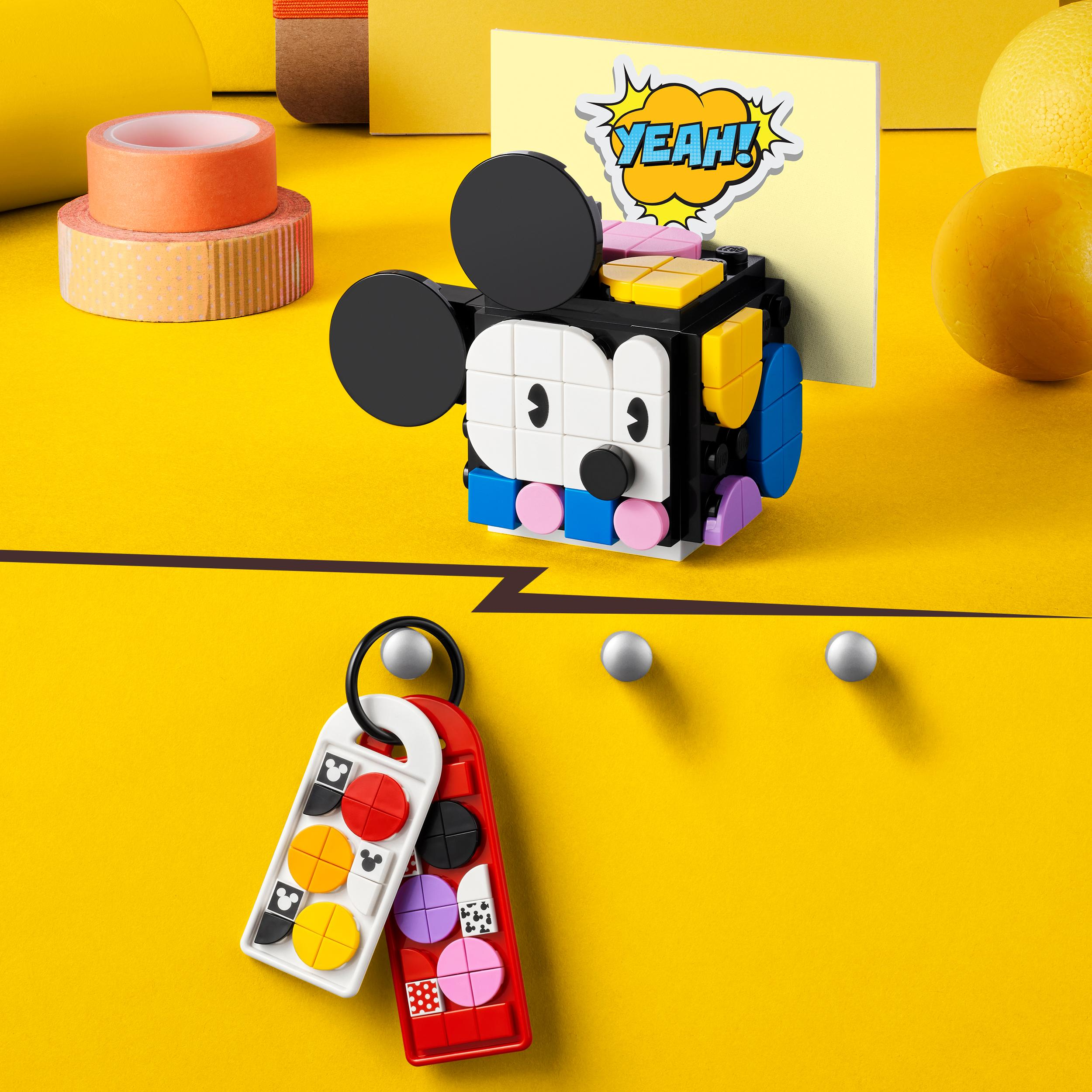 Mickey Mouse Figur und Schlüssel. Gelber Hintergrund. Karte mit Text "YEAH!". Dekorative Einrichtung.