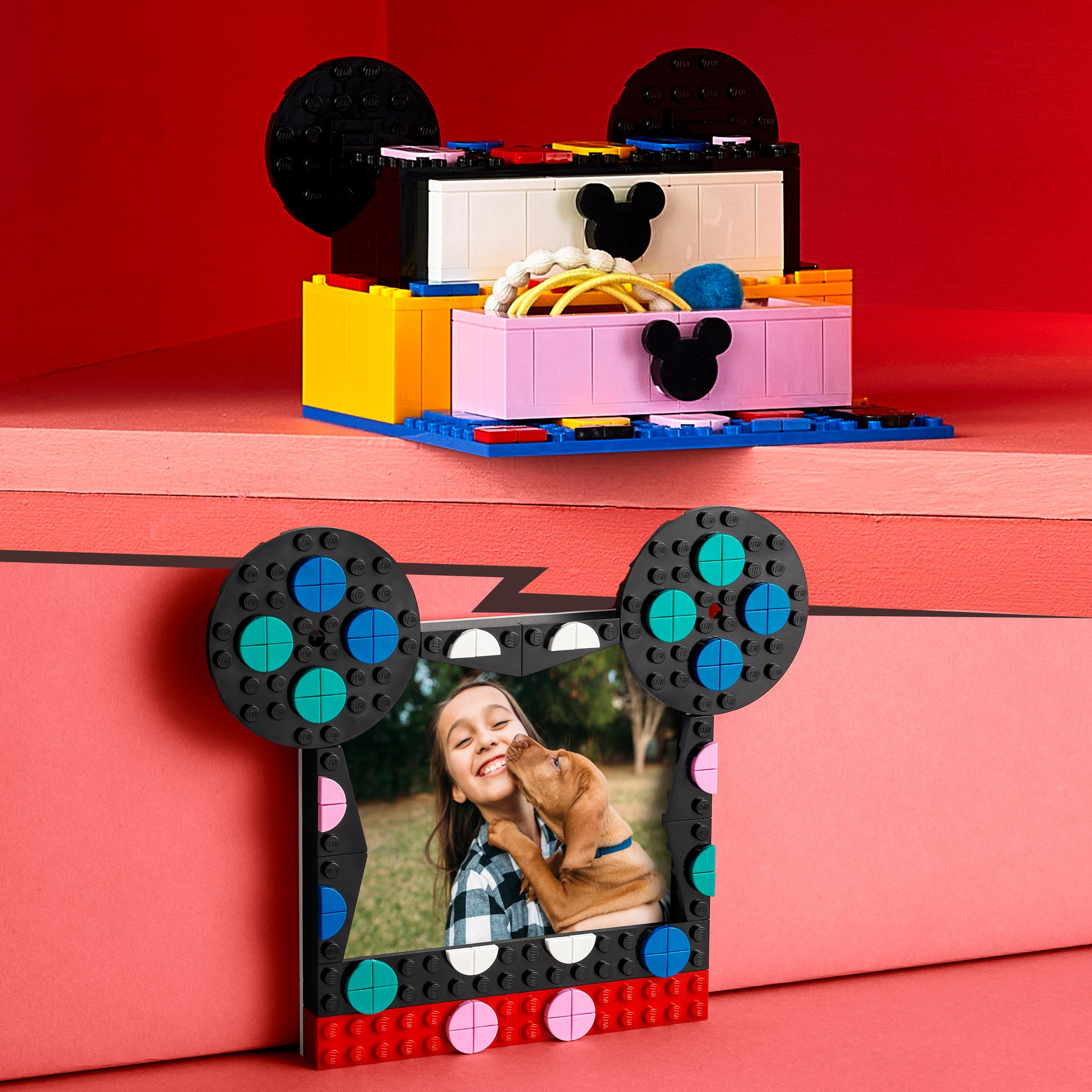 Zwei Lego-Bauten: Micky-Maus-Kopf und Fotorahmen mit Mädchen und Hund. Roter und rosa Hintergrund.