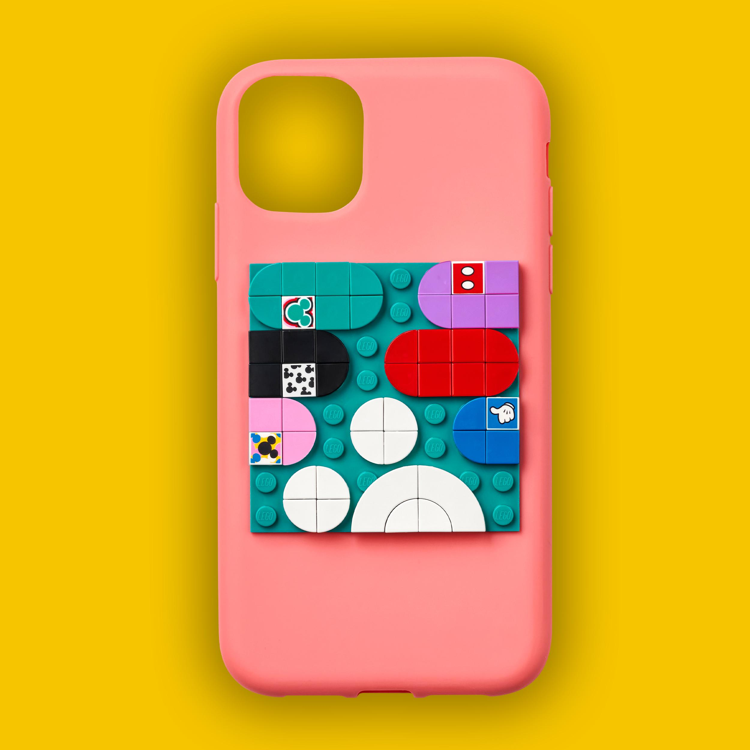 Rosa Handyhülle mit LEGO-Design auf gelbem Hintergrund.