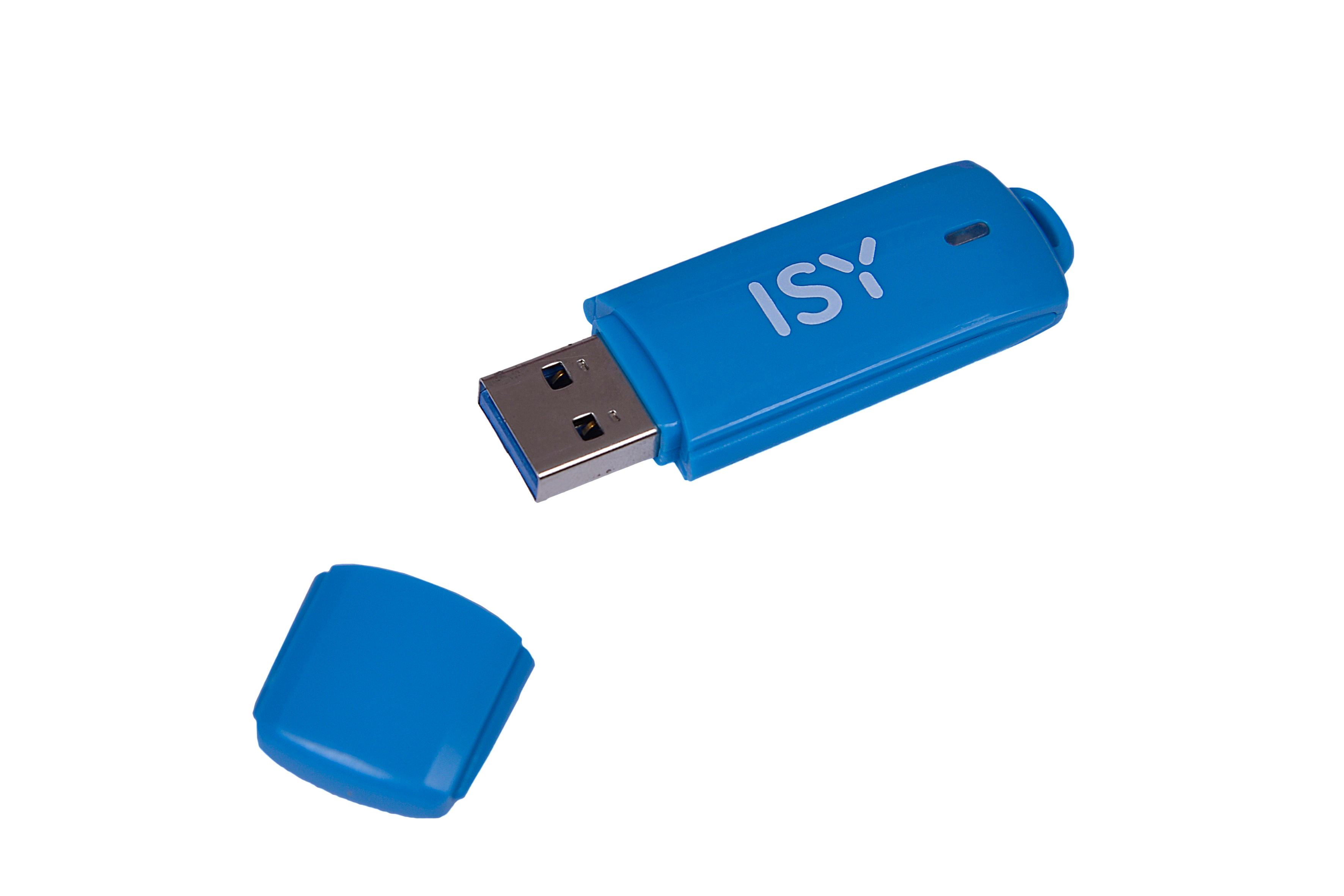 Ein blauer ISY USB-Stick mit der Kappe daneben, isoliert auf weißem Hintergrund.