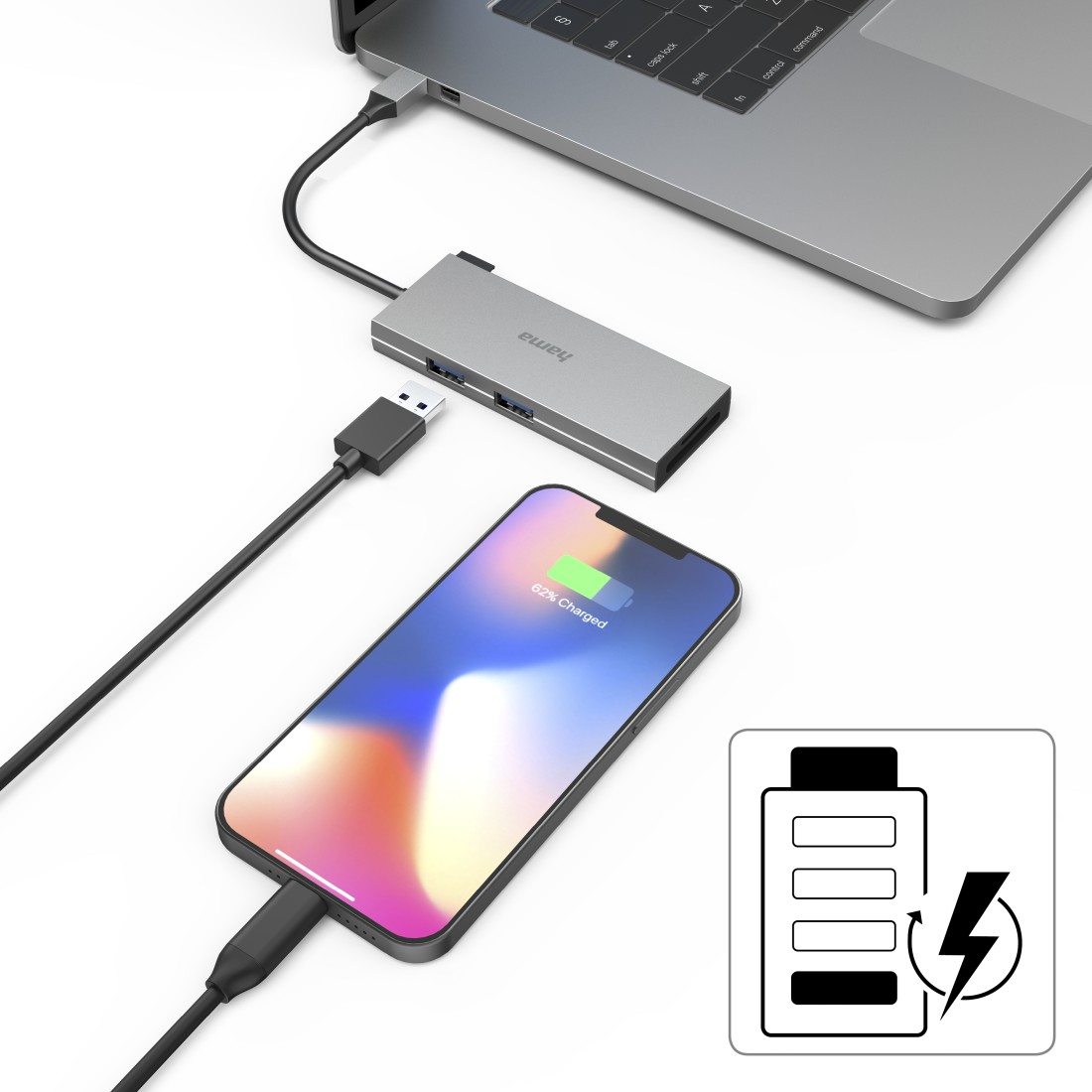 Un teléfono cargándose con un hub de carga conectado a un portátil. El teléfono muestra 62% cargado. Icono de batería.