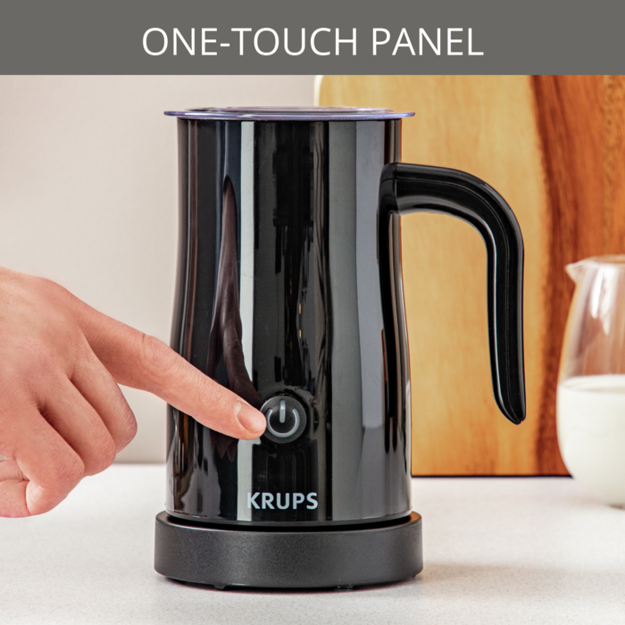 Mousseur à lait Krups noir, l'utilisateur appuie sur le bouton d'alimentation.