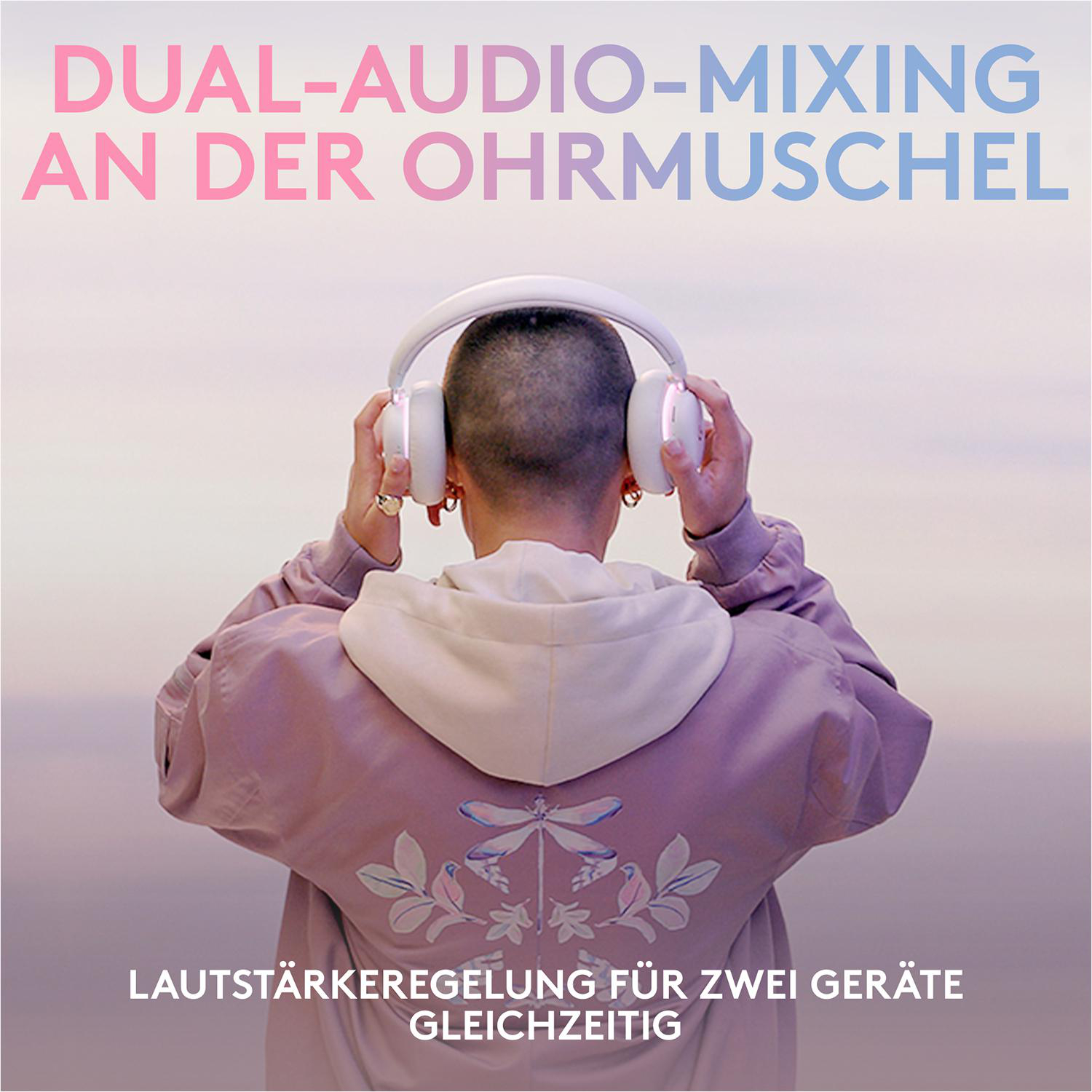 Person mit weißen Kopfhörern und Text 'DUAL-AUDIO-MIXING AN DER OHRMUSCHEL' darüber.