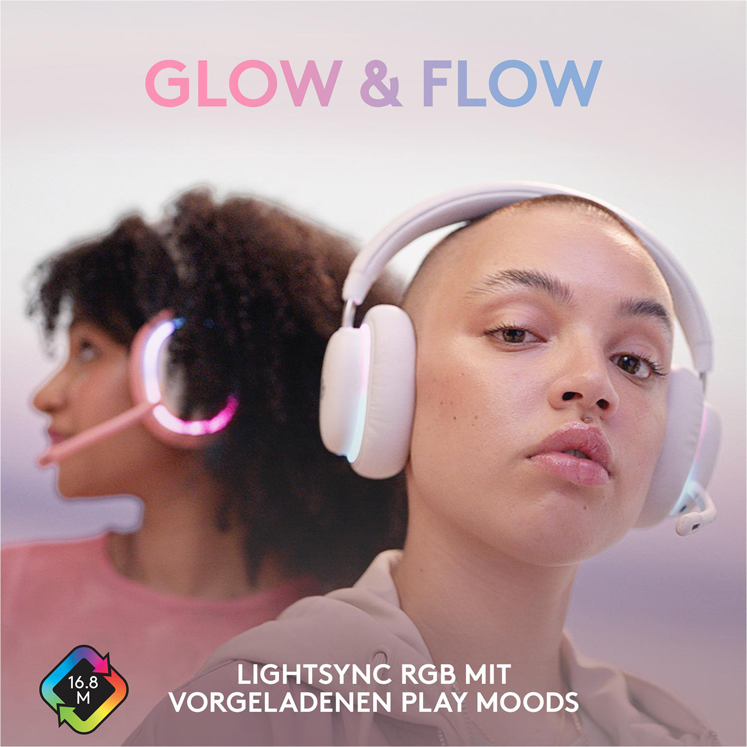 Zwei Frauen mit weißen Kopfhörern, eine mit rosa Akzenten, die andere mit rasiertem Kopf. Text: Glow & Flow.