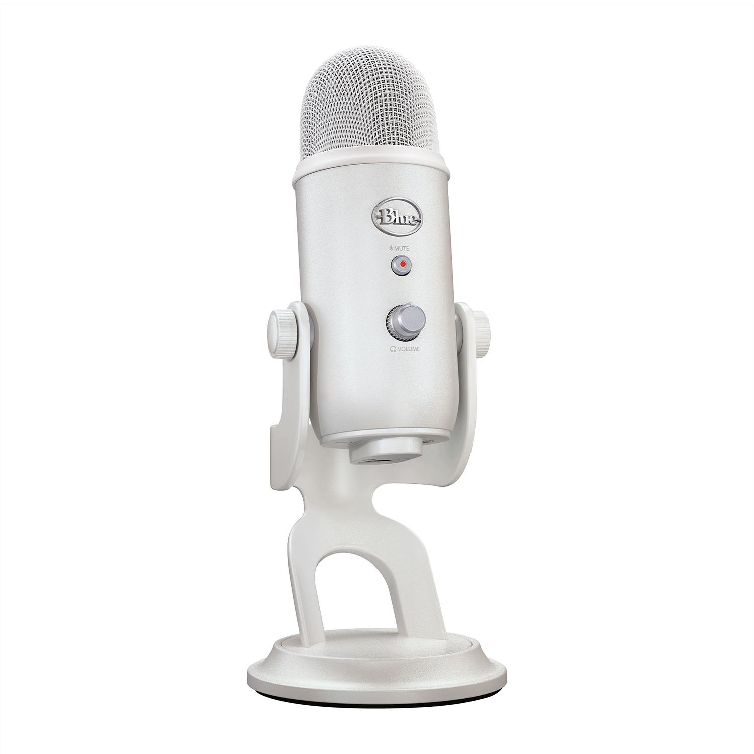 Ein weißes Blue Yeti Mikrofon auf einem Ständer. Es hat eine Stummtaste und Lautstärkeregler.