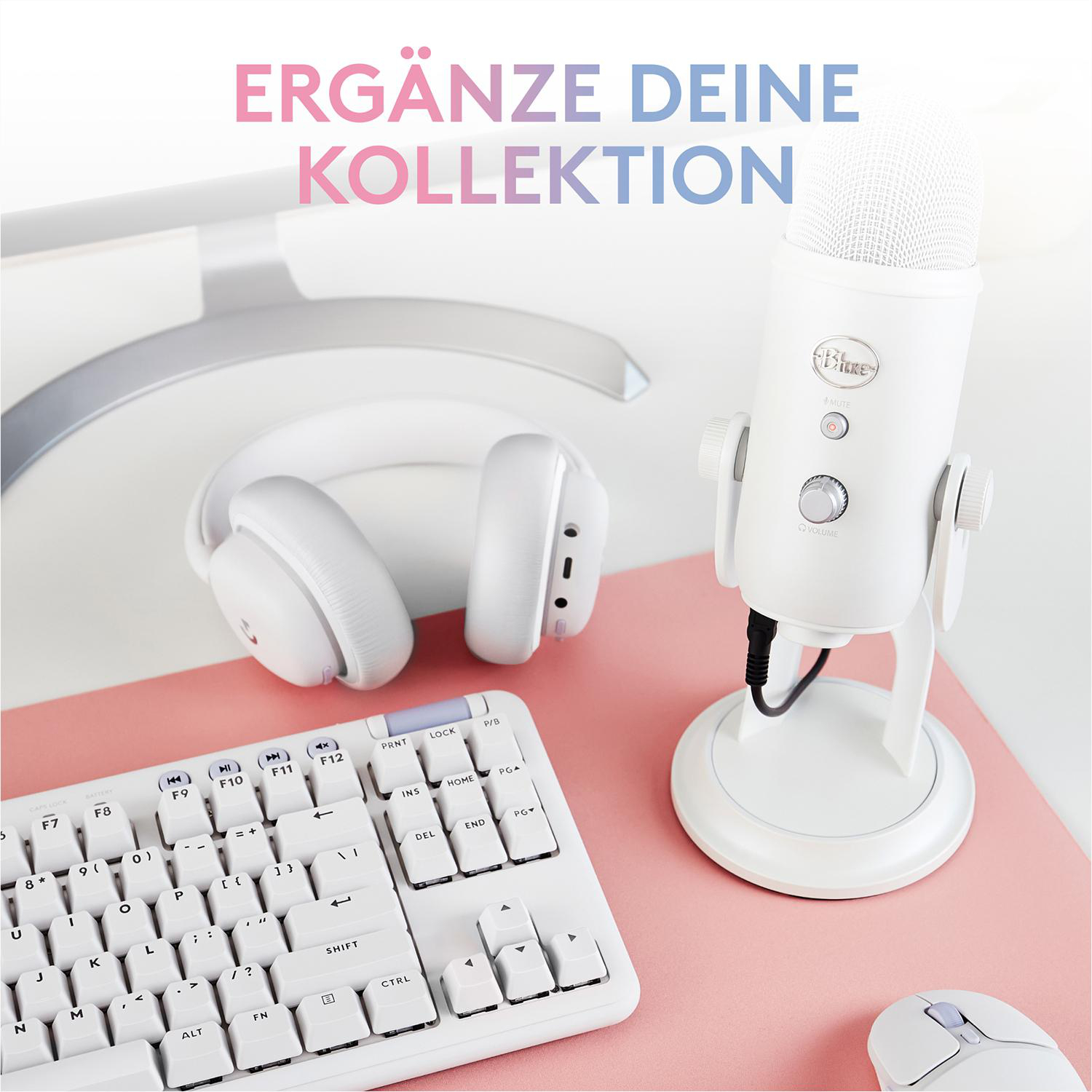 Ein weißes Mikrofon, Kopfhörer, eine Tastatur und eine Maus liegen auf einer rosa Oberfläche.