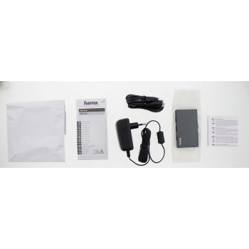 Varios accesorios Hama: adaptador, cargador, cable e instrucciones, todo ordenado sobre una superficie blanca.