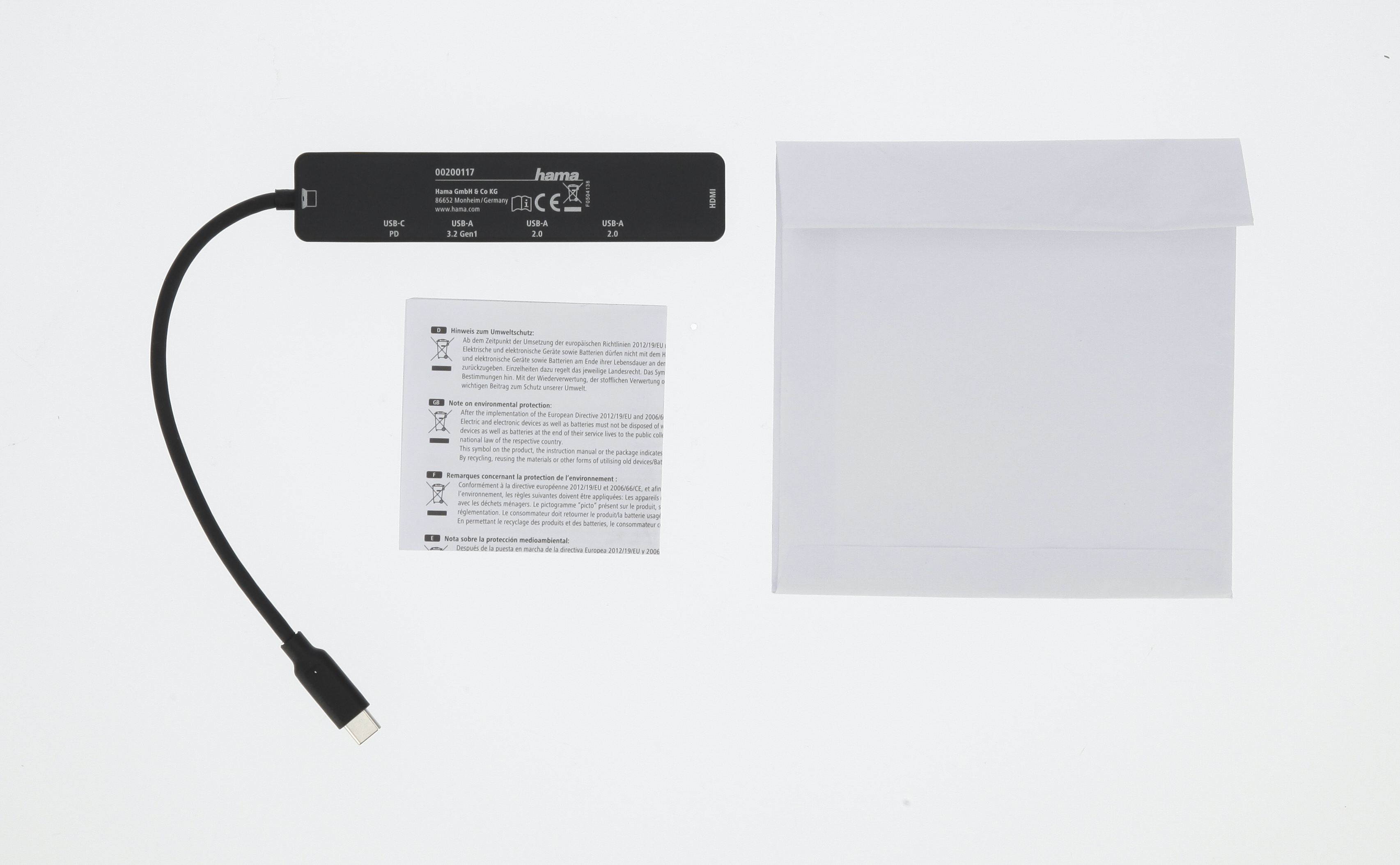 Adaptador negro USB-C a USB-A con etiqueta blanca y sobre blanco. Fondo blanco.