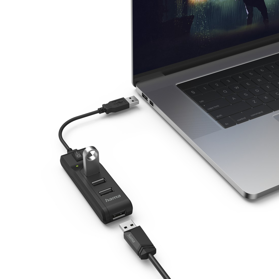 Concentrador USB negro conectado a una laptop, con cables USB.