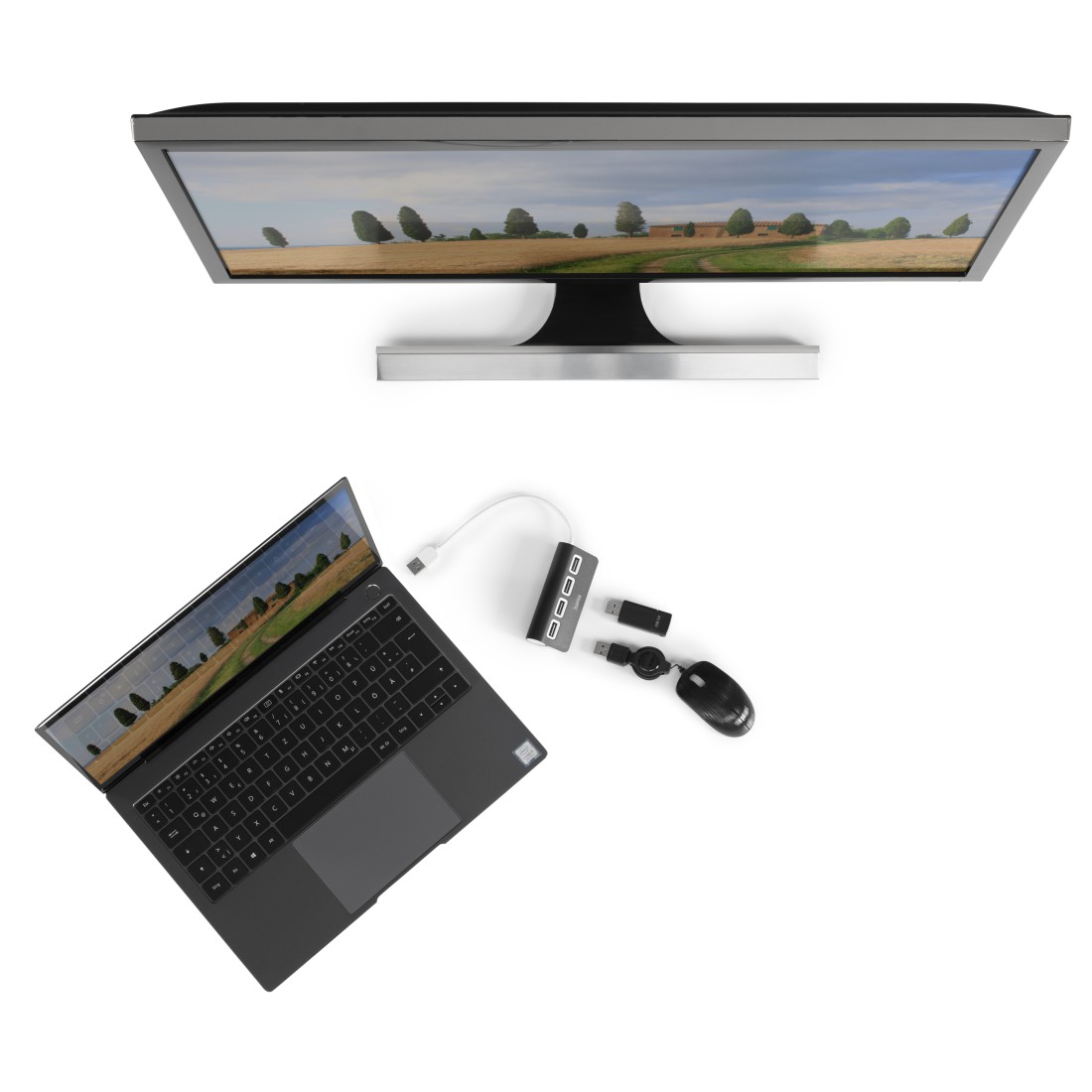 Laptop, monitor, ratón y concentrador USB sobre una superficie blanca, vista cenital.