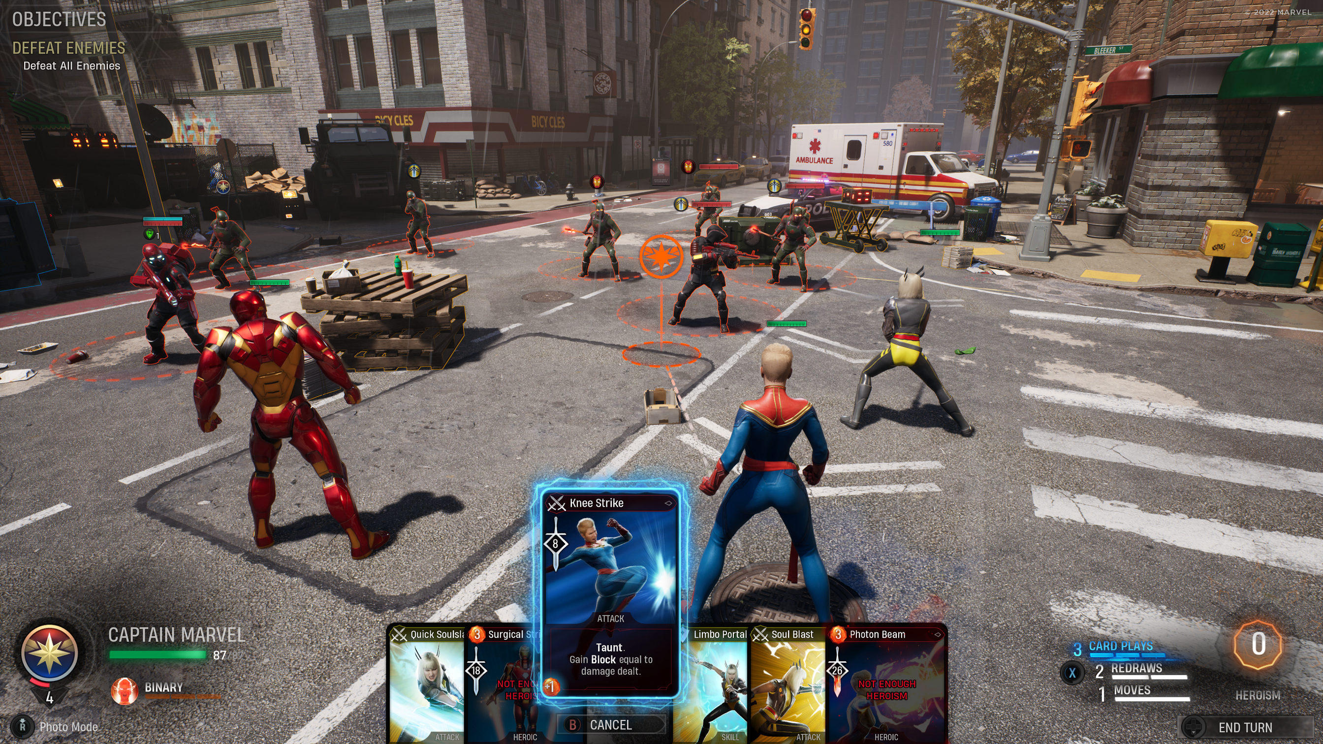 Scène de jeu Marvel : carte Captain Marvel jouée, personnages dans la rue.