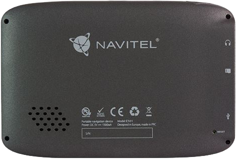 Fekete Navitel GPS eszköz, a hátulja látható a modellel, sorozatszámmal és egyéb címkékkel.