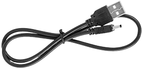 Fekete USB-DC töltőkábel, feltekerve, fehér háttéren izolálva.