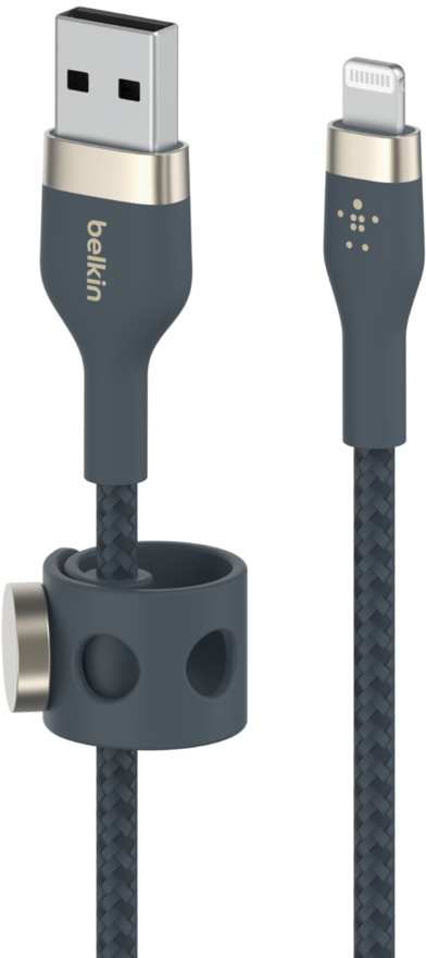 Un câble de charge Belkin bleu foncé avec un USB et un connecteur Lightning. Il a une sangle.