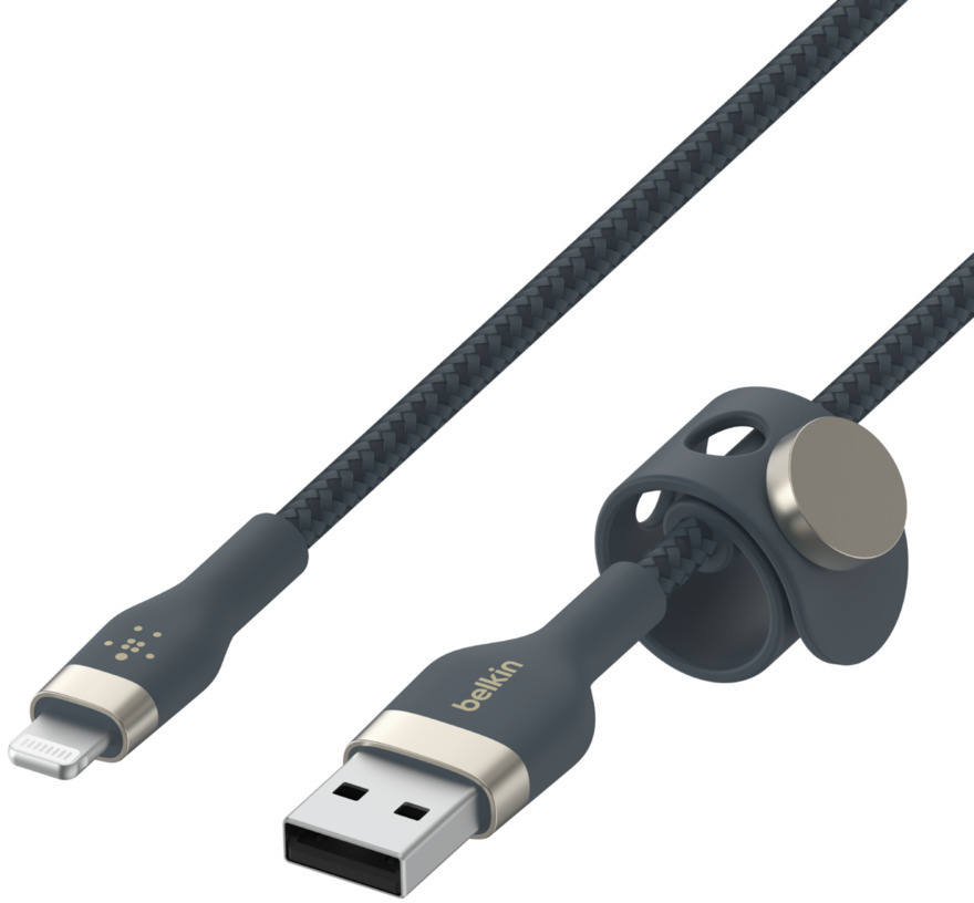 Un câble USB Belkin gris foncé avec un connecteur USB et un connecteur Lightning. Aussi une attache de câble.
